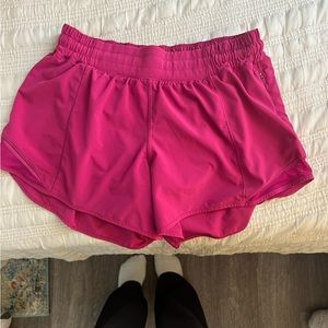 Lululemon Hotty Hot Low-Rise Lined Short 4”in Pink size 8
